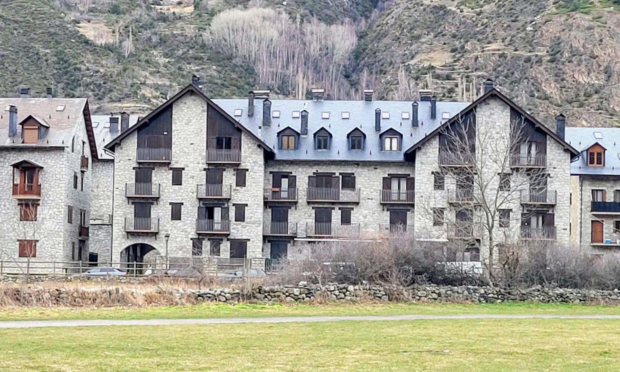 Apartamentos Nogueret Бенаске Экстерьер фото